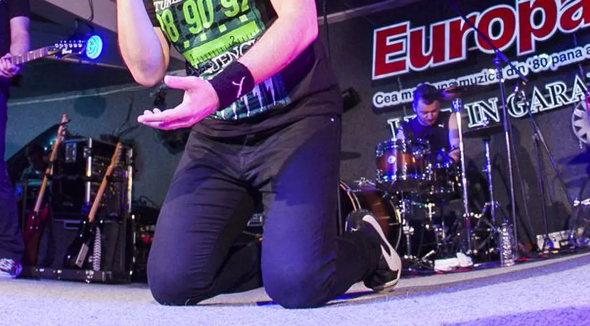 Miţă de la Bere Gratis, în genunchi pe scenă, la lansarea noului album