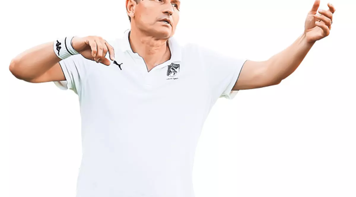 Mulţescu s-a enervat pe arbitrul Robert Dumitru, după ce l-a iertat de eliminare pe Nikolici: «Ăsta merita 200.000 de "roşii"»