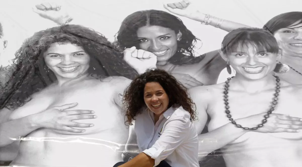 Nu o să-ţi vină să crezi de ce a pozat goală! Vezi cine e şi ce vrea!