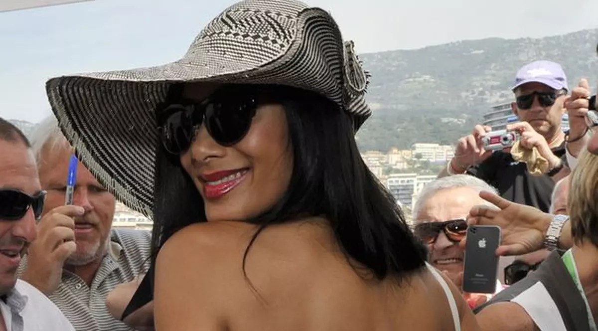 De la spate, NICOLE SCHERZINGER A ÎNNEBUNIT TOŢI BĂRBAŢII. ERA GOALĂ ŞI ZGÂRIATĂ RĂU!