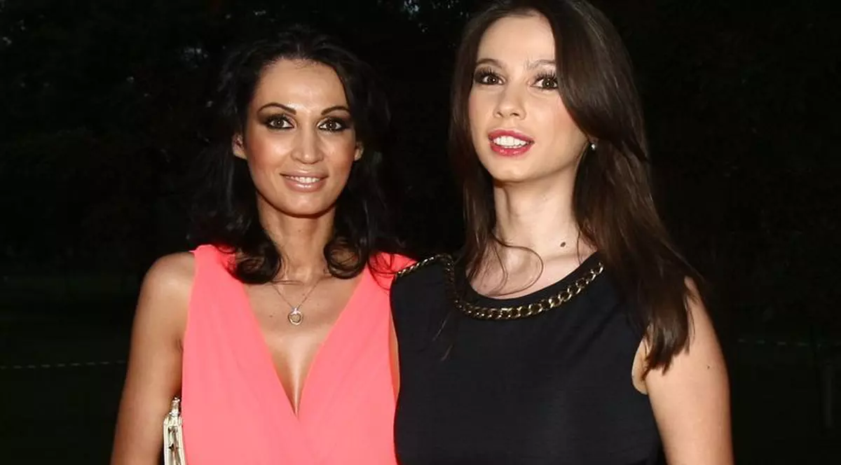 Fetelor, ce ați pățit? Surorile Luciu, mult prea îmbrăcate la un eveniment monden