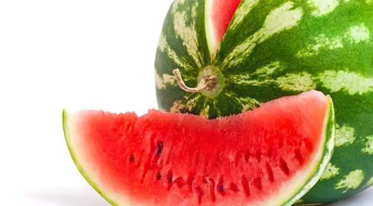 Fructele şi legumele zemoase hidratează organismul mai bine decât apa