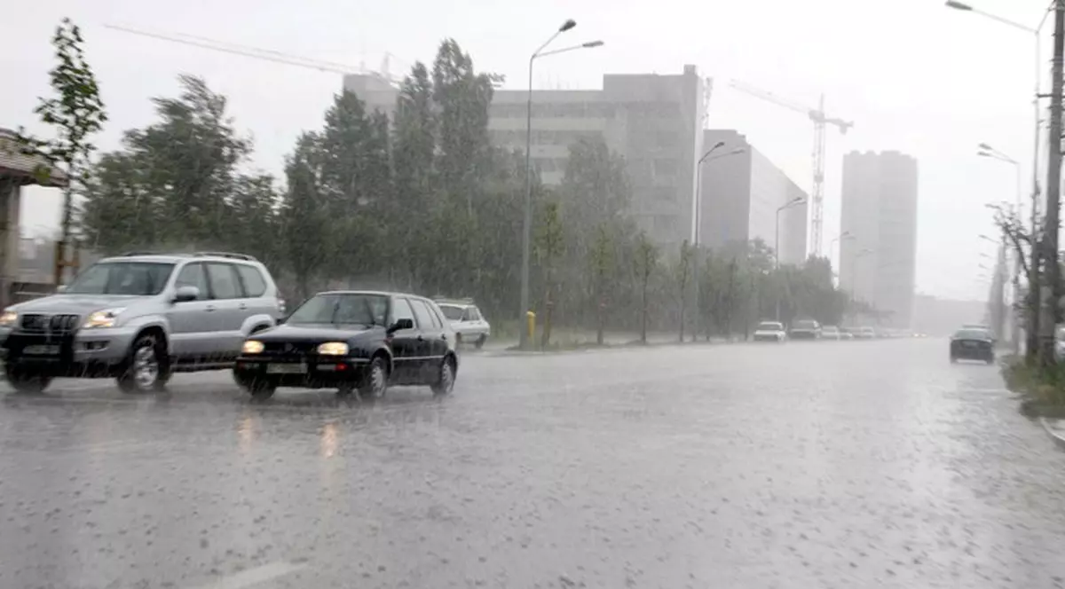 Ploi torenţiale şi descărcări electrice. Vezi cum va fi vremea în următoarele zile