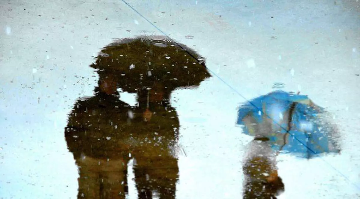 INFORMARE METEO pentru weekend: averse, DESCĂRCĂRI ELECTRICE, vânt şi GRINDINĂ!