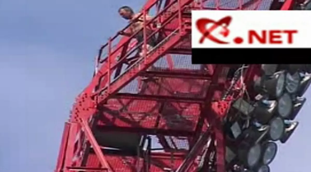 A protestat în CHILOŢI, în vârful unui stâlp! | VIDEO