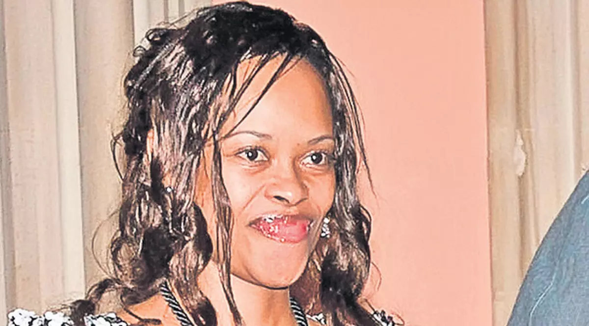 S-a făcut de ruşine la dineul organizat de Regina Marii Britanii! Vezi cine a purtat pantofi cu puf roz!