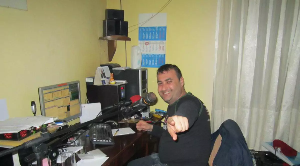 Folcloristul Ion Arthur, liderul trupei Românaşii, are în sufragerie un post de radio