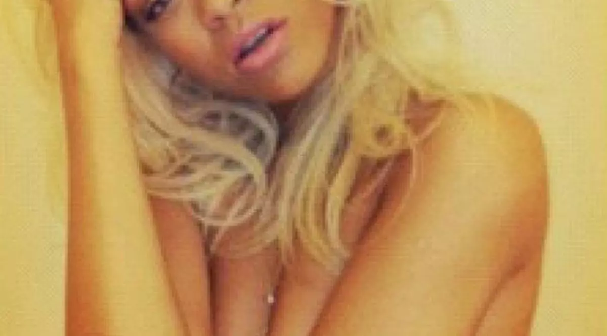 Rihanna, COMPLET GOALĂ, în ipostaze EROTICE | FOTO INCENDIAR
