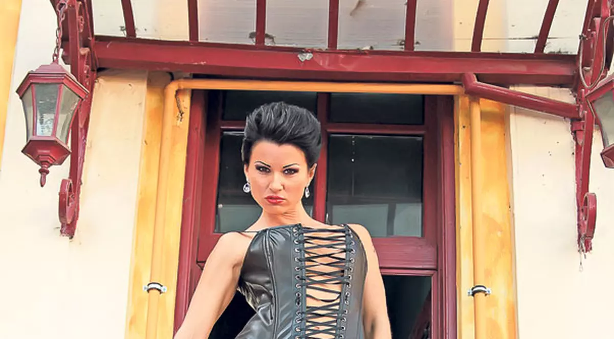 Roxana Marinescu, fosta vedetă de la «Vremea», i-a dat replica lui Shia LeBeouf | l-a agăţat pe starul din «Transformers»