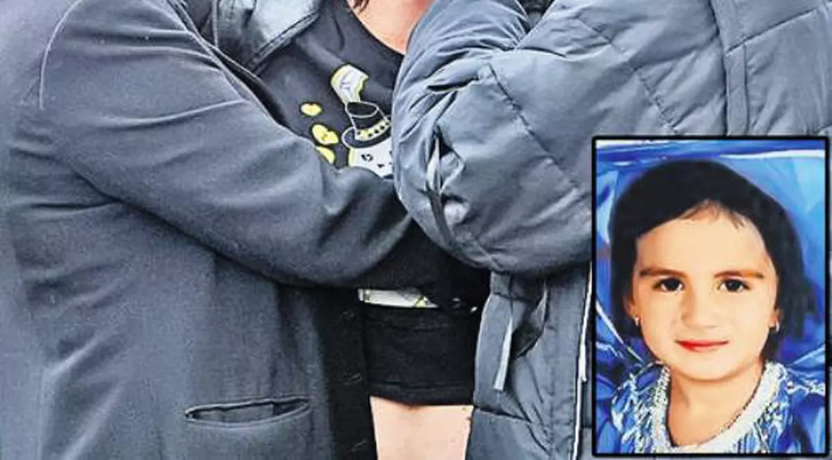 Tulburător! Fetiţa ucisă după ce a fost plimbată între spitale a fost înmormântată lângă verişorul ei de 10 ani