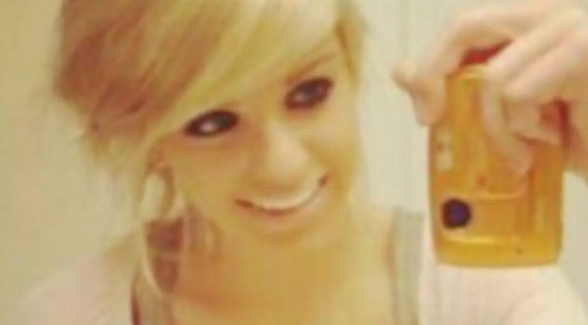 FETELOR, vedeţi ce face Photoshopul? Măreşte poza să vezi cum această tânără a ajuns DEFORMATĂ | FOTO