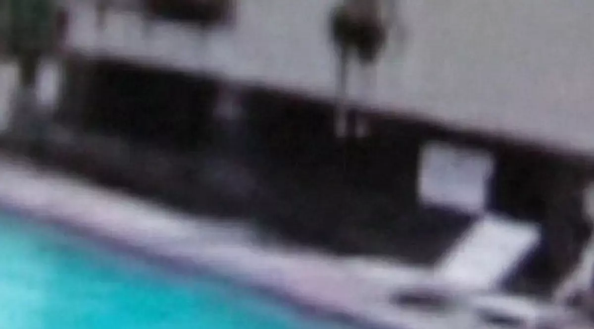 VIDEO EXPLICIT! A vrut să sară de pe acoperiş în piscină, dar nu a nimerit în apă!