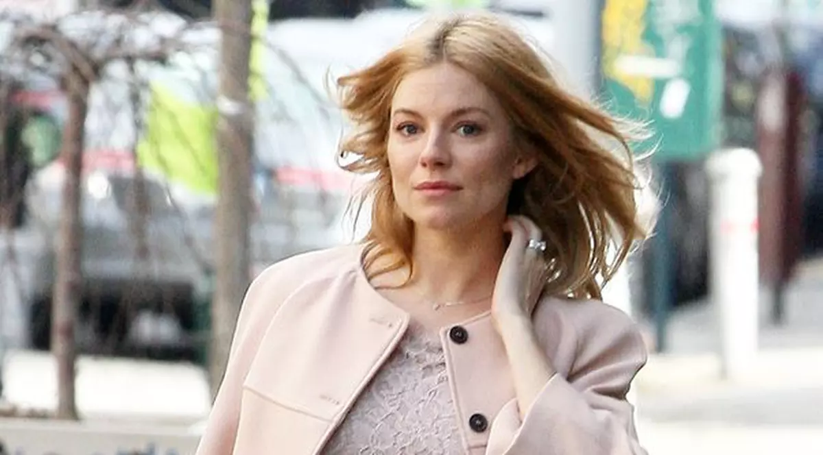 Sienna Miller s-a spălat un an de zile pe păr cu ketchup. Află ce a determinat-o să facă asta!