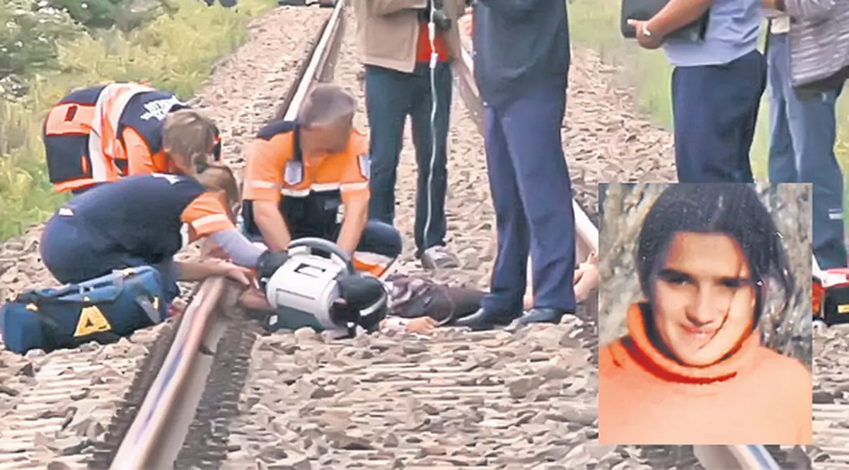 Mama de dorul căreia s-a sinucis nu vine nici la înmormântarea fetei