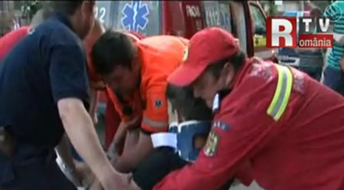 Incredibil! Doi tineri au căzut de la etajul doi cu tot cu balcon! | VIDEO