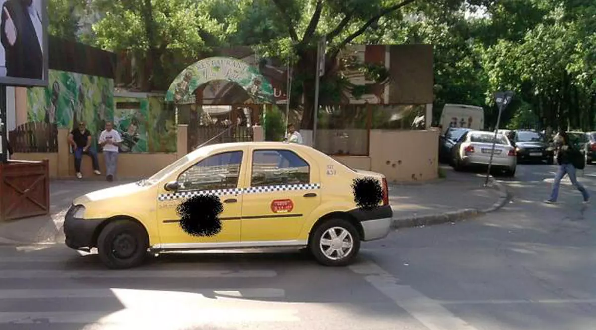 Uite-aşa se parchează în Bucureşti! Un taximetrist şi-a lăsat maşina chiar pe terecerea de pietoni!