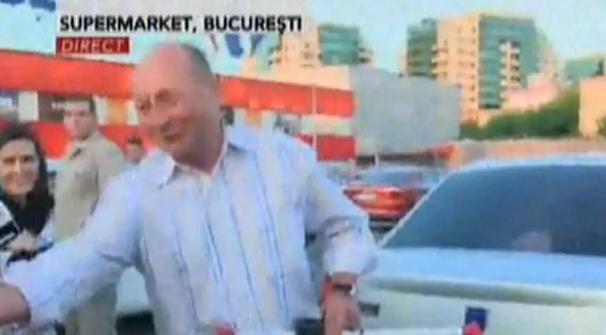 Traian Băsescu a împărțit banane, portocale și bere în parcare. Află cu ce ocazie! | VIDEO