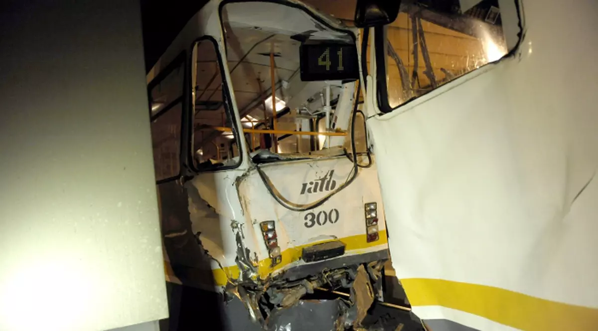 UPDATE | Martori: CEL DE-AL TREILEA TRAMVAI AVEA VITEZĂ MARE. Al patrulea a oprit la timp, zeci de răniţi | FOTO