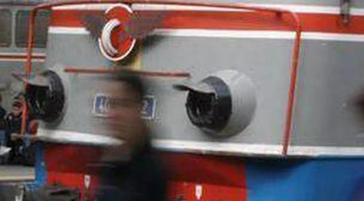 Accident feroviar la Braşov! Două vagoane încărcate cu motorină au deraiat