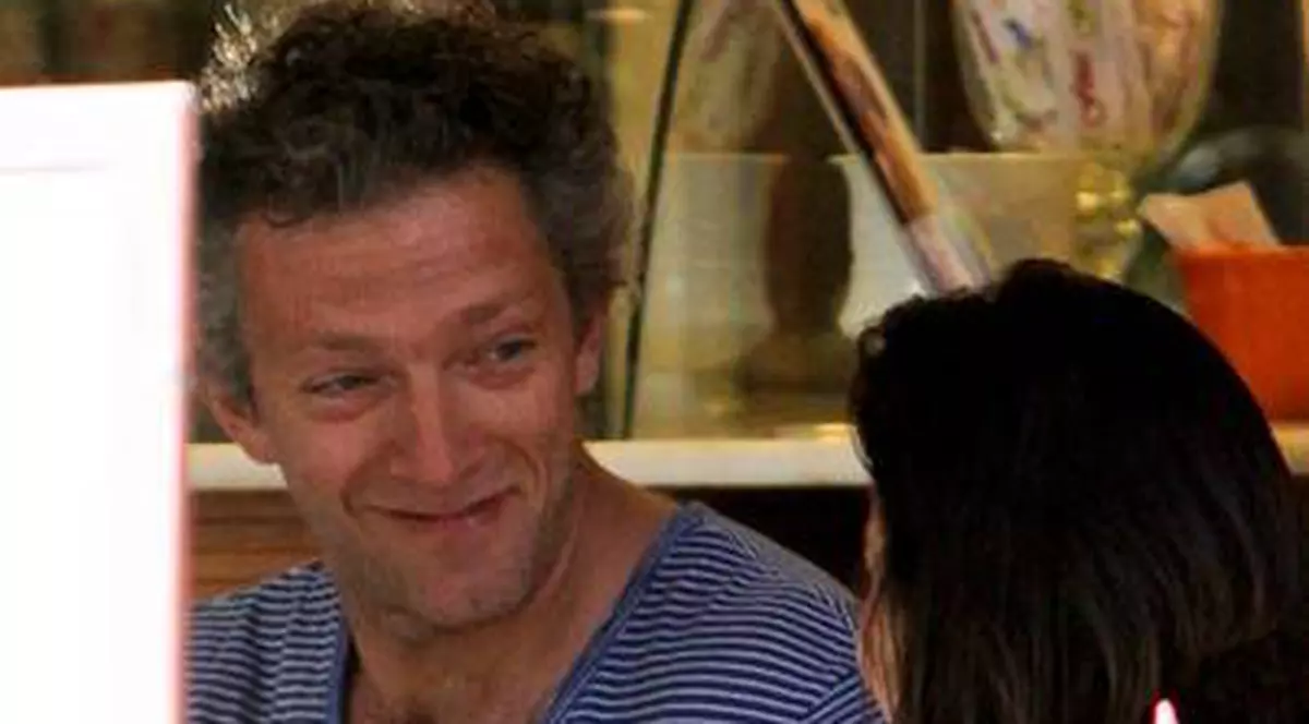 SOȚIA lui este MONICA BELLUCCI, una dintre cele mai frumoase femei din lume. Însă o ÎNȘALĂ cu o brunetă banală?