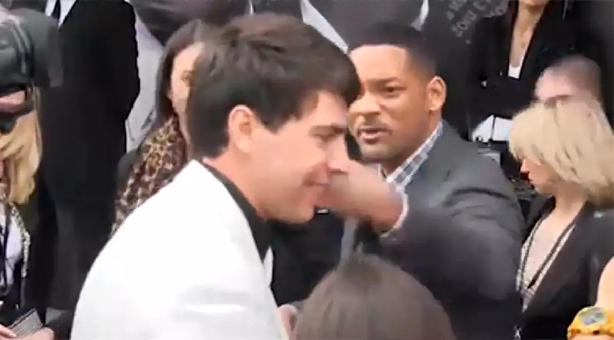 Uite cum își ia un dos de palmă de la WILL SMITH, un REPORTER obraznic! VIDEO