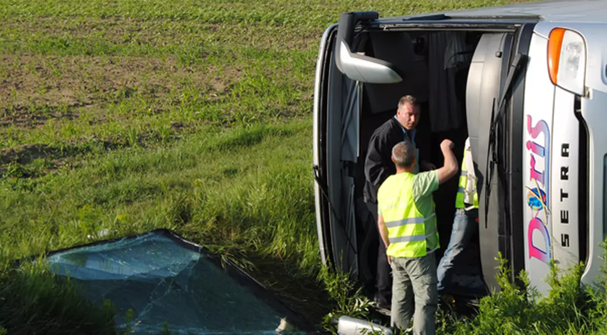 Un autocar a fost implicat într-un accident în Vrancea. Bilanţul: un mort şi 12 răniţi
