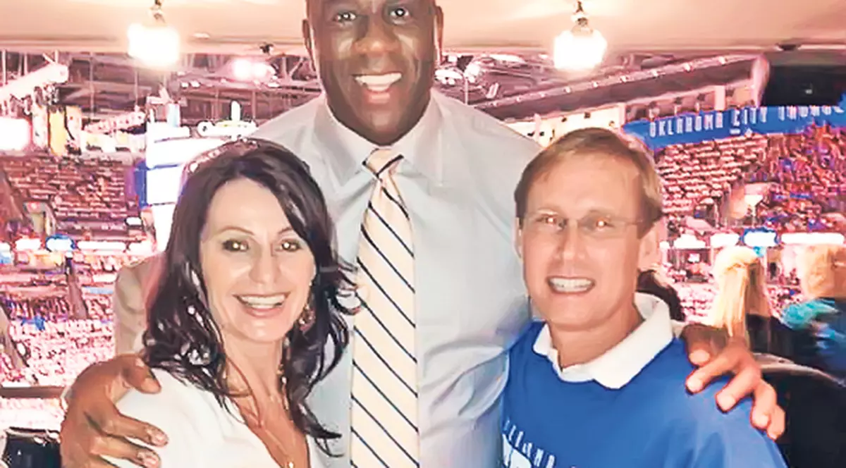 Nadia Comăneci, soţul ei, Bart Conner, şi celebrul Magic Johnson au văzut împreună finala NBA