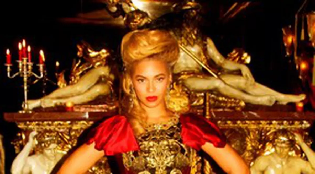 Beyonce se visează regină! Uite-o îmbrăcată a la Maria Antoaneta!