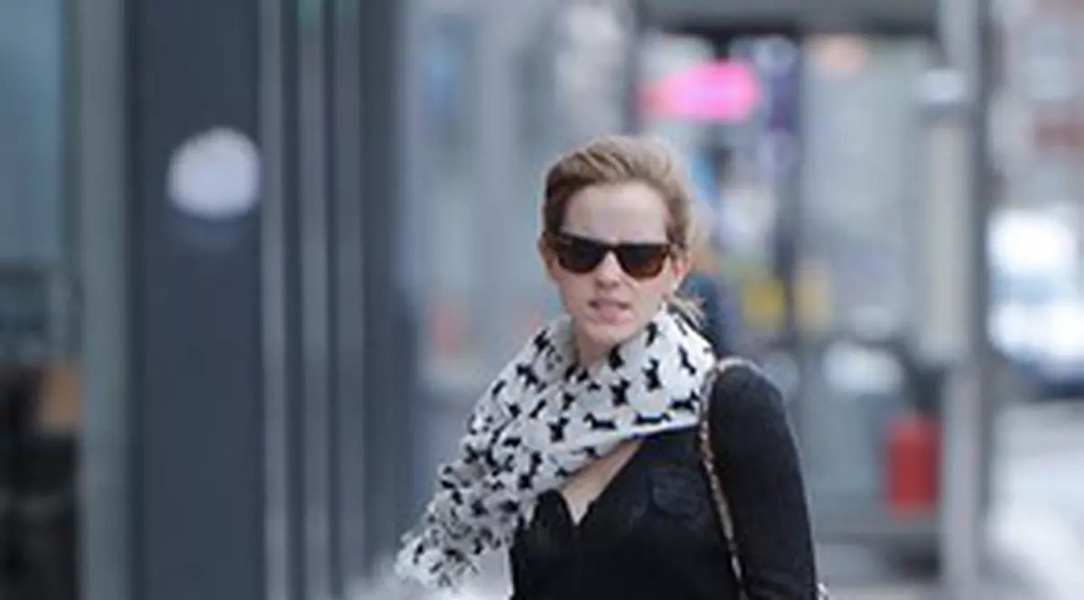 Excentricităţi de vedetă! Emma Watson, fotografiată cu un bichon roz