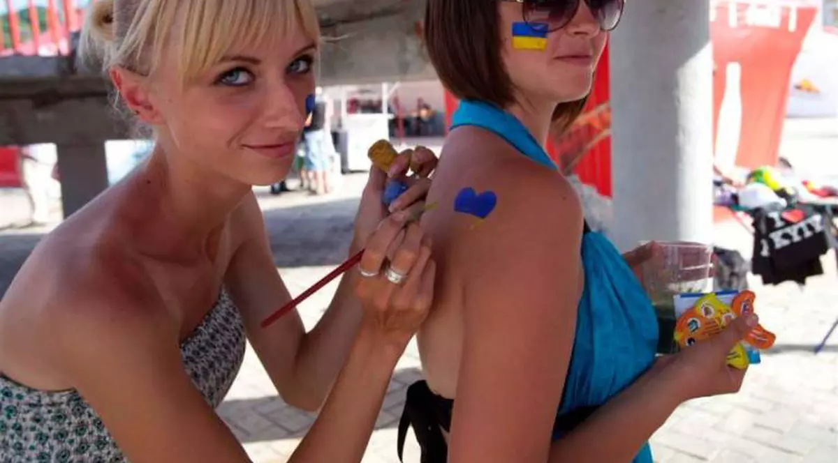 Frumoasele fane ucrainience au încins atmosfera înainte meciului cu Suedia / FOTO