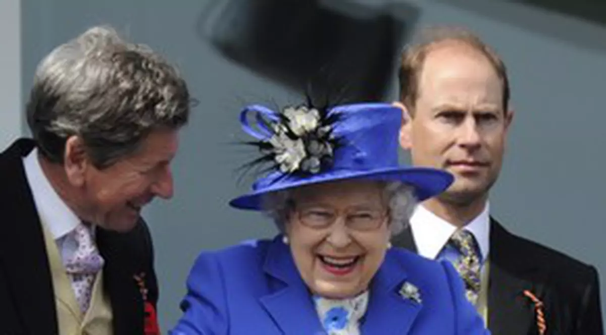 Englezoaicele nu se dezmint! Iată ce pălării extravagante au purtat la cursa de cai organizată în cinstea Reginei! FOTO