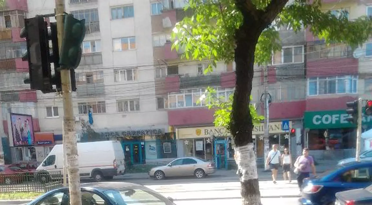 Uite cum îşi parchează ”şmecherii” maşinile în Bucureşti