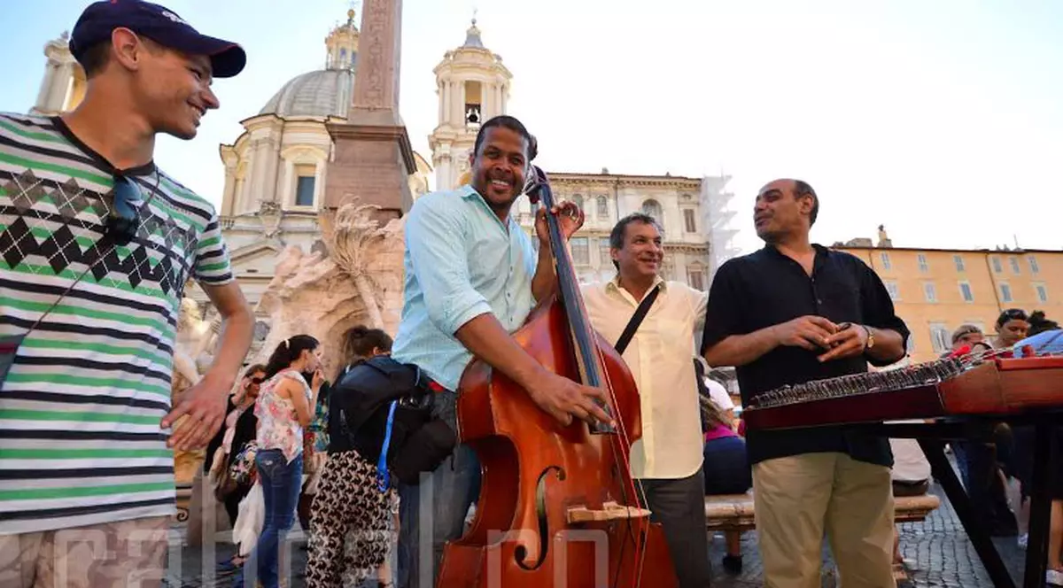 Cabral s-a distrat la Roma alături de lăutarii români cerşetori!