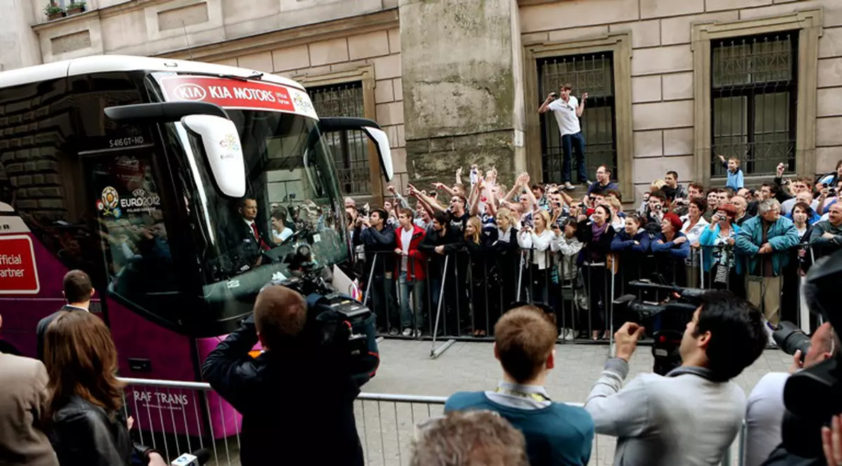 Huliganii englezi, aşteptaţi cu glonţul pe ţeavă