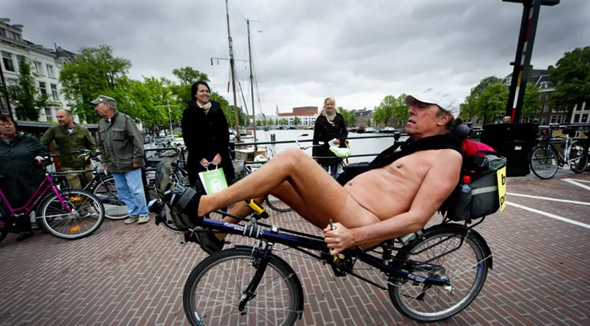 Olandezii au pedalat în pielea goală!