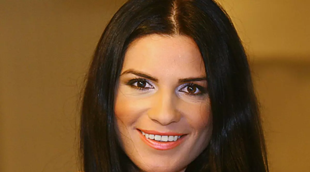 Ellie White a prins buchetul de mireasă! Vrea nuntă cu 1.000 de trandafiri albi şi 500 de orhidee!