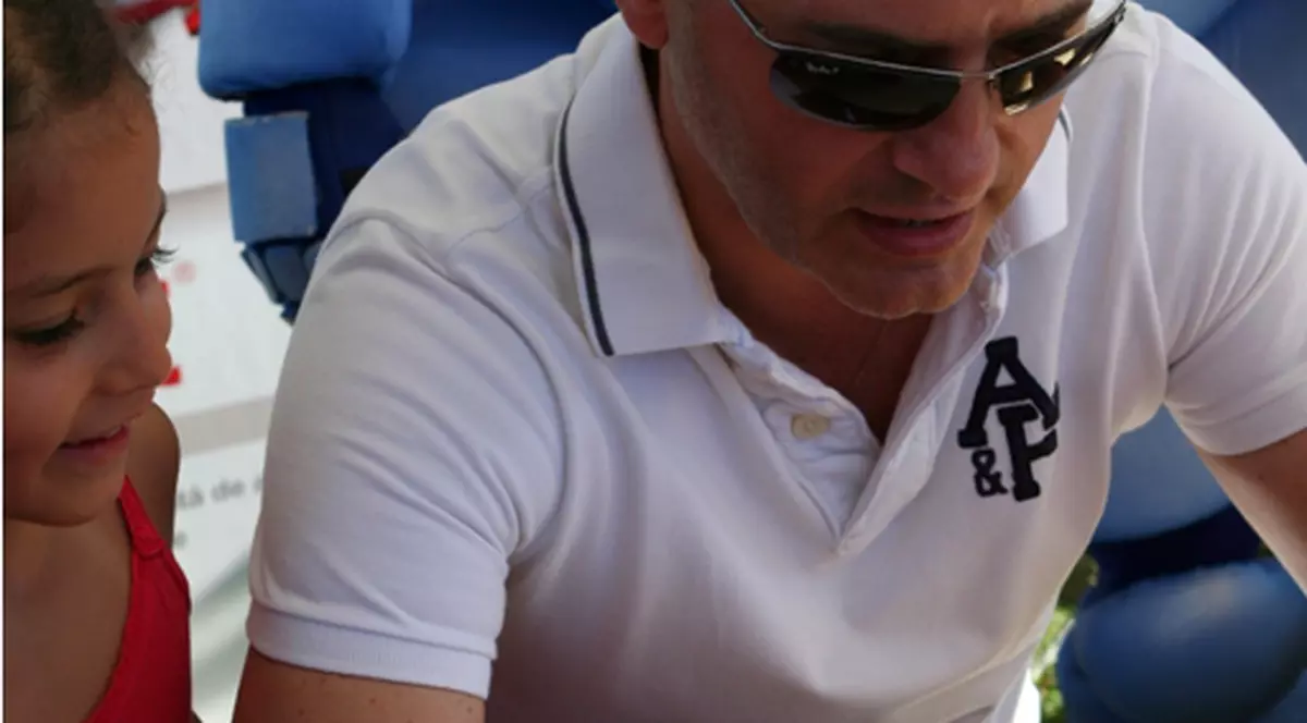 Virgil Ianţu, asaltat de copii! | FOTO