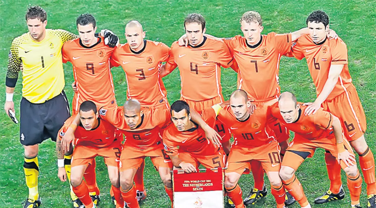 Jucătorii naţionalei Olandei, huiduiţi la antrenament