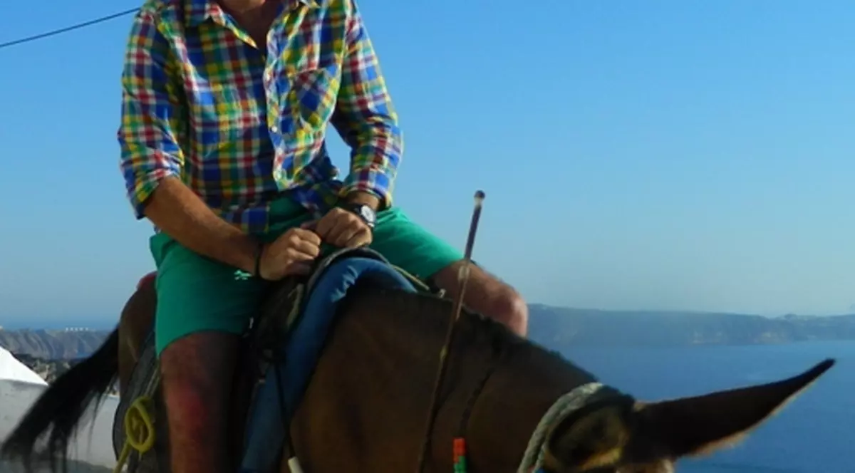 Cornel Ilie de la Vunk s-a plimbat cu măgăruşul pe dealurile din insula Santorini