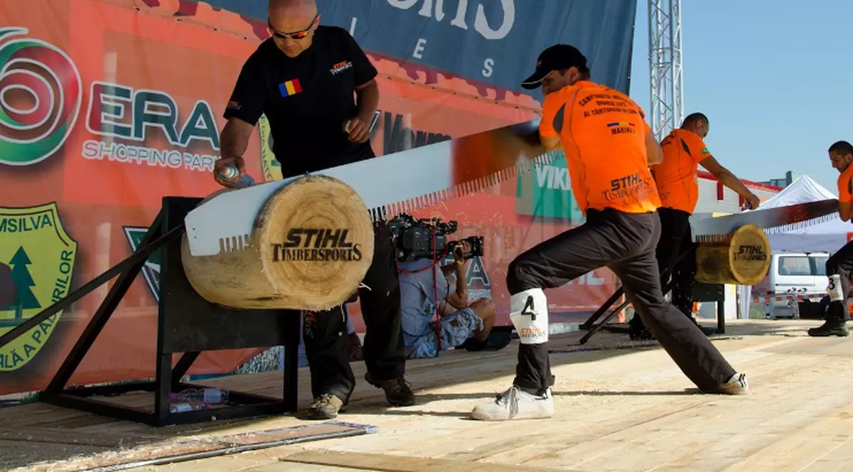 Nicolae Nyamcsuk este cel mai puternic tăietor de lemne din ţară