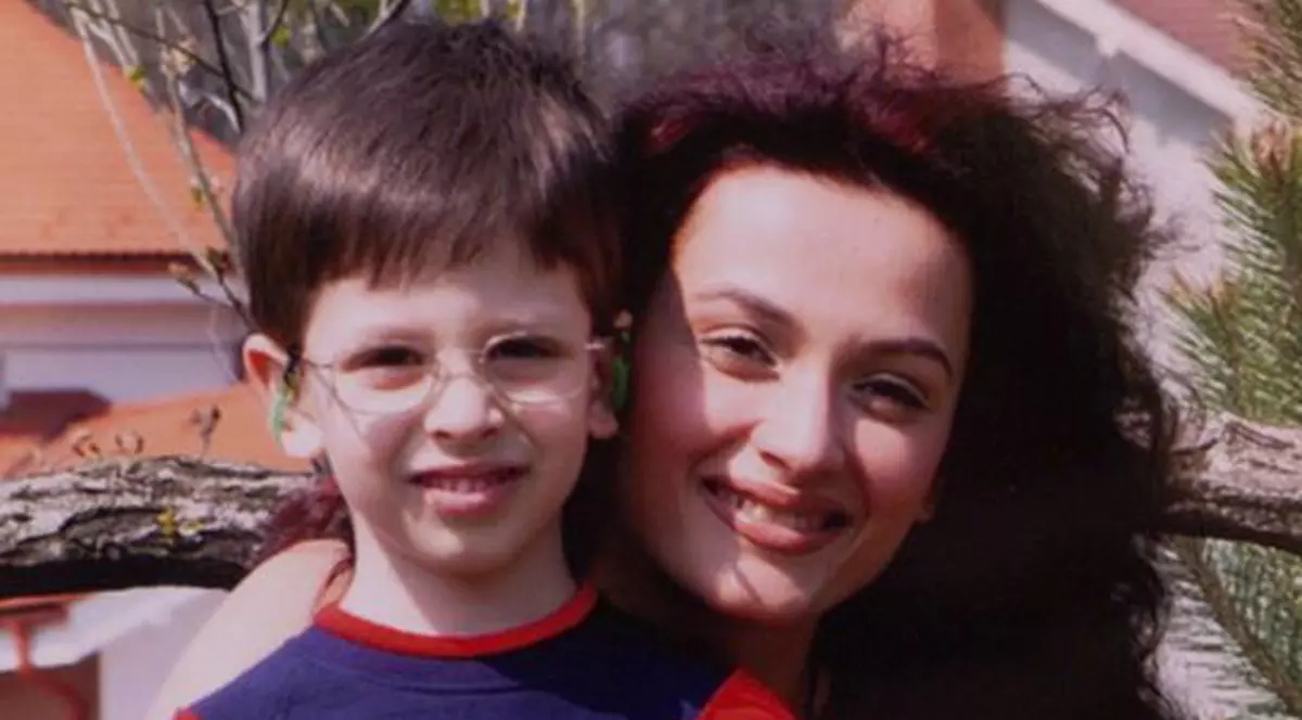 Fiul Ancăi Ţurcaşiu: "Îmi e indiferent dacă mama e sau nu persoană publică"