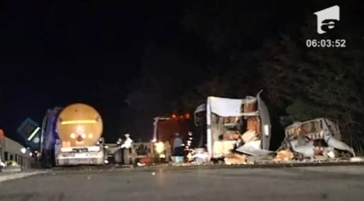 Un TIR a spulberat o cisternă încarcată cu motorină pe autostrada București - Pitești. Bilanțul: un mort și 3 răniți