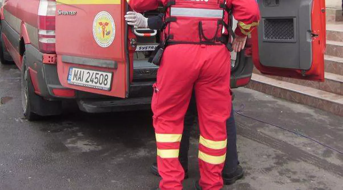 Un microbuz şcolar a fost lovit de un autoturism. Patru elevi sunt răniţi