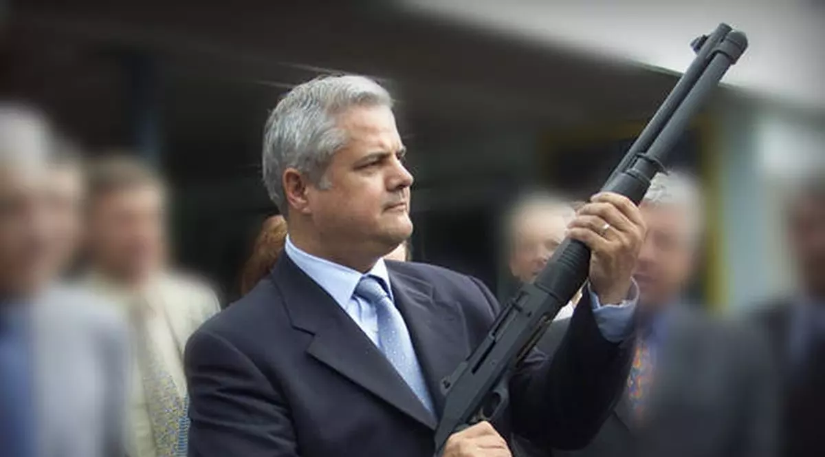 Adrian Năstase a tras 3 focuri de armă şi a împuşcat un poliţist în mână?