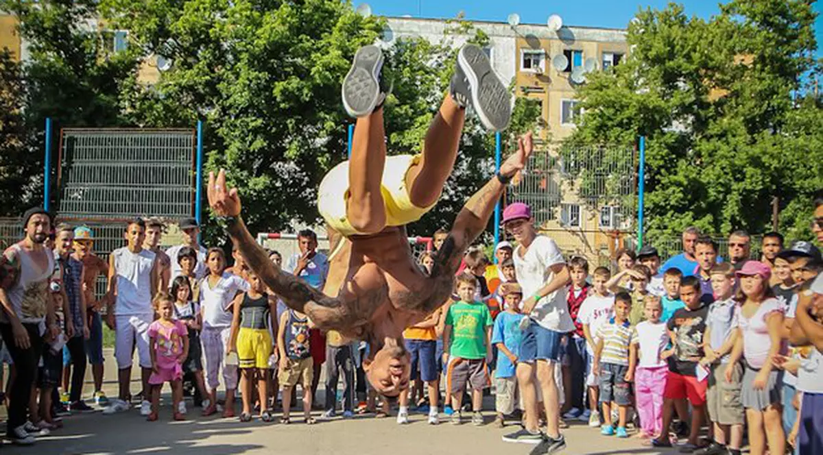 Nu, nu e imaginea cu susul în jos! E doar Alex, care face tumbe! FOTO
