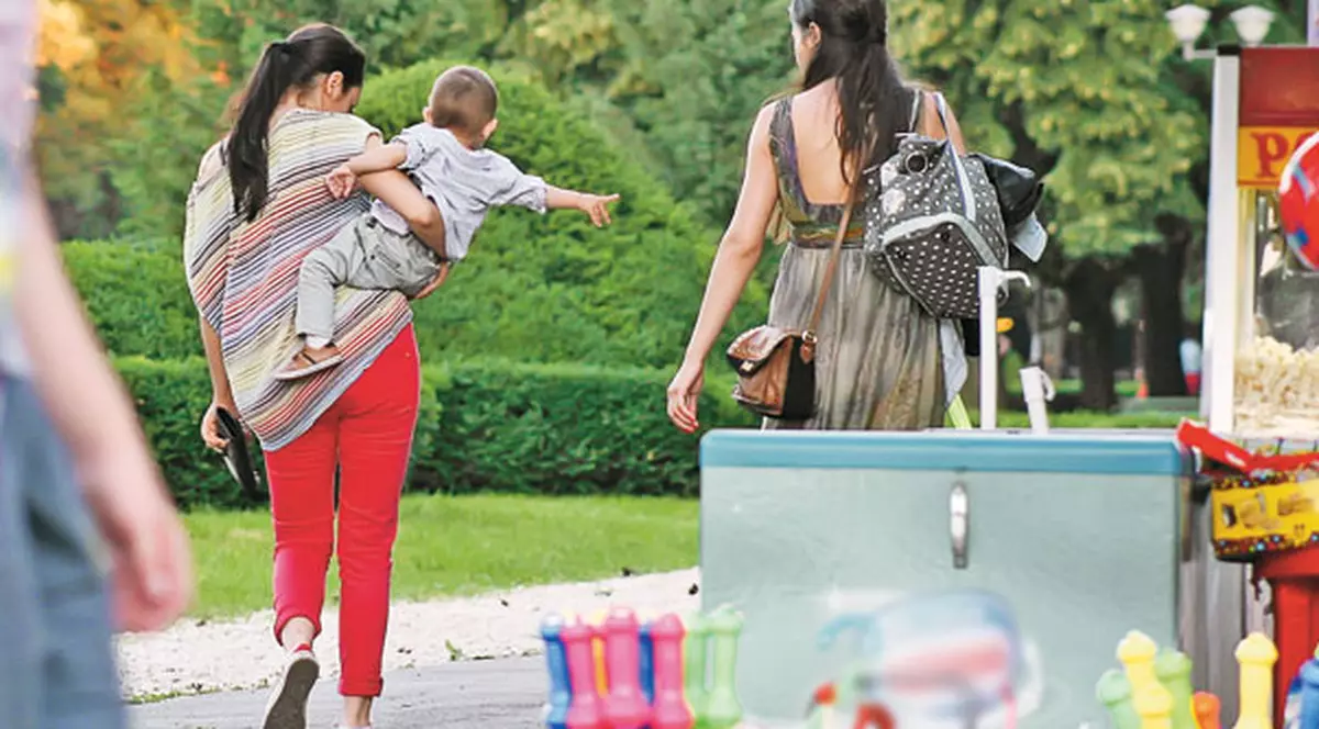 La un an şi trei luni, Măruţă junior îi dă indicaţii Andrei, frumoasa lui mămică: Mami, uite-acolo vreau să mergem!