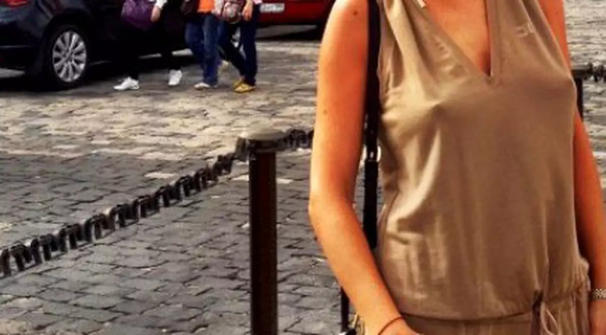 Țanțoșe și tari pe poziție în bluză. Ale cui sunt cele mai neastâmpărate sfârcuri care ”stau la poză” în fața bisericii? FOTO