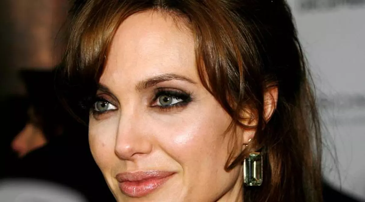 Angelina Jolie a donat bani pentru sinistaţii sirieni. Vezi despre ce sumă e vorba