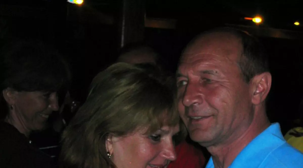 Preşedintele Traian Băsescu, la mare cu soţia