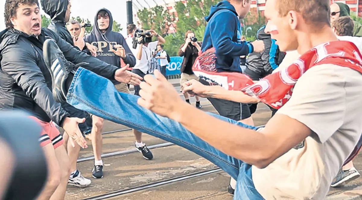 EURO 2012 | Ultraşii polonezi s-au bătut cu suporterii ruşi pe străzile Varşoviei